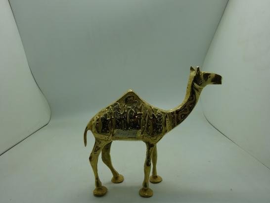 مجسم جمل ذهبي