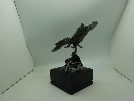 مجسم النسر بقاعدة