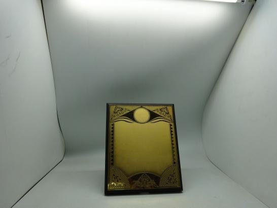 درع تذكاري سنغافوري وسط