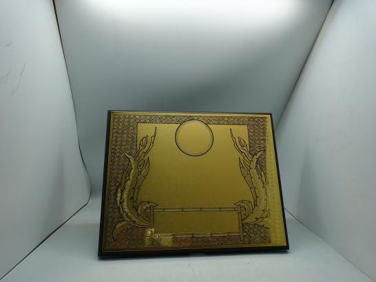 درع تذكاري كبير مذهب