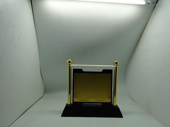 درع تذكاري بقاعدة مذهب