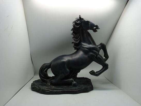 مجسم حصان عاج اسود