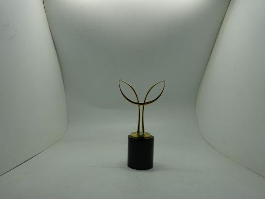 مجسم ذهبي  بقاعدة