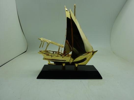 مجسم سفينة بقاعدة رخام اسود