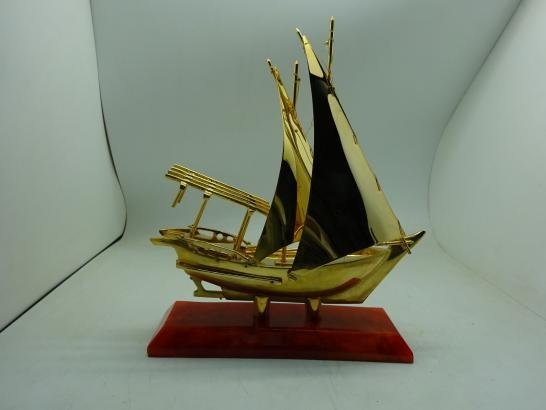 مجسم سفينة بقاعدة رخام