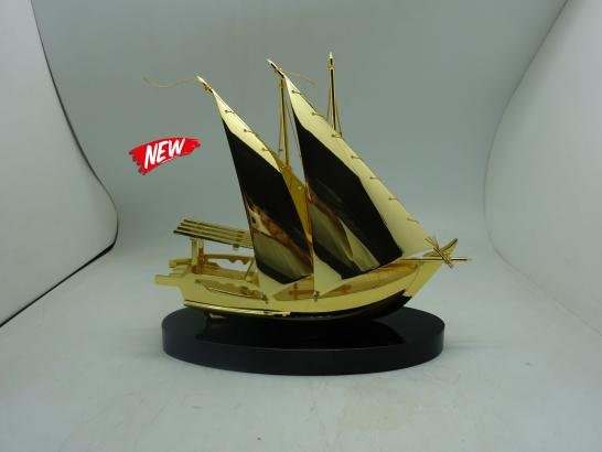 مجسم سفينة ذهبية فاخرة