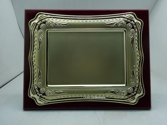 درع فضي مغدن وخشب ايطالي