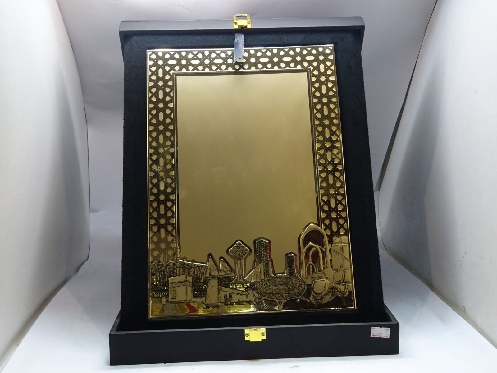 درع معالم المملكة ذهبي ايطالي كبير