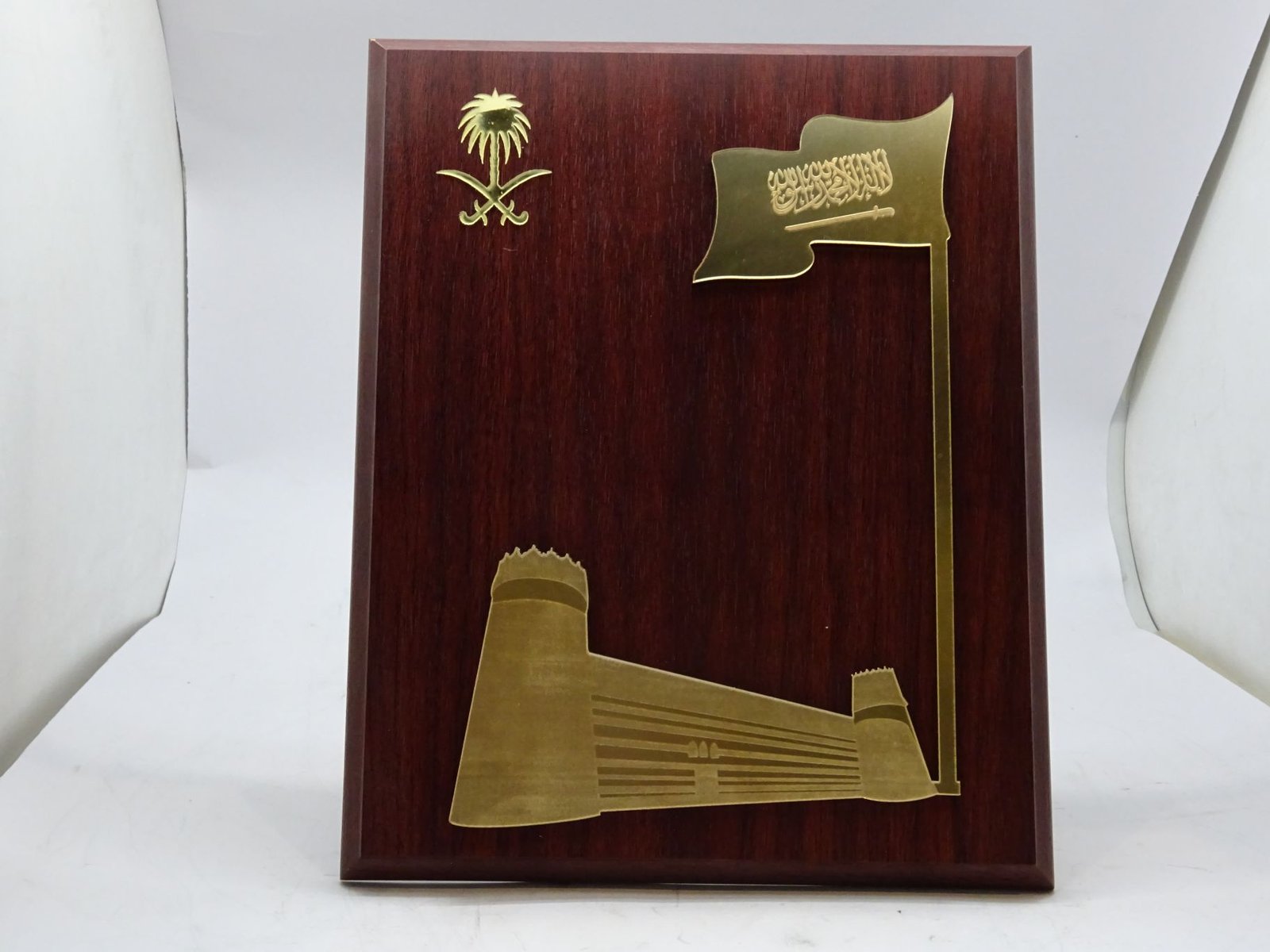 درع المصمك مع العلم خشبي