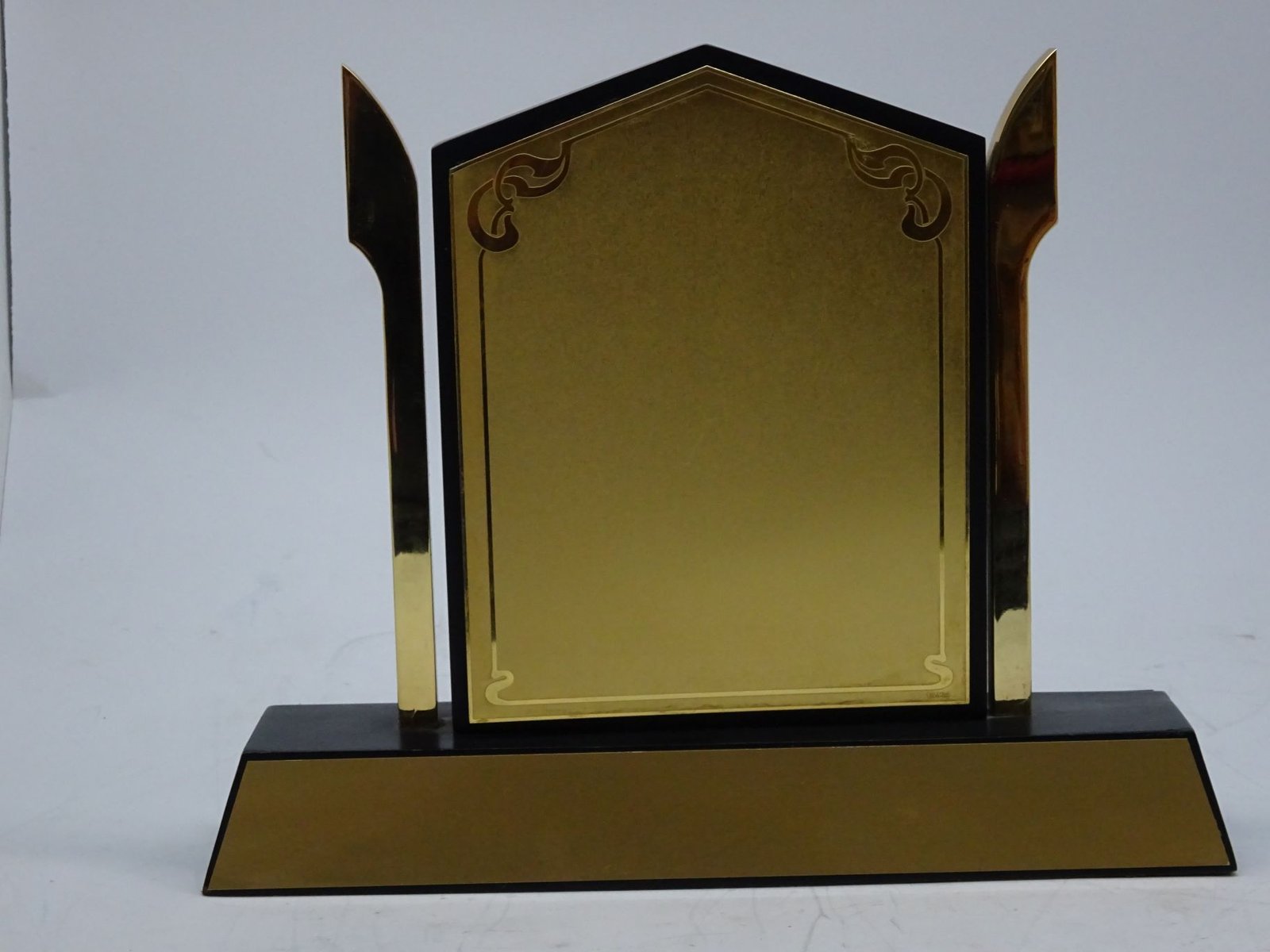 درع معدني ذهبي سنغافوري بقاعدة 1