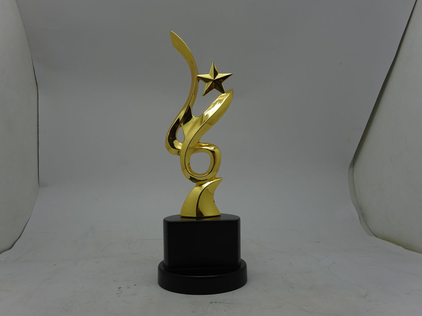 مجسم ستار بقاعدة خشب