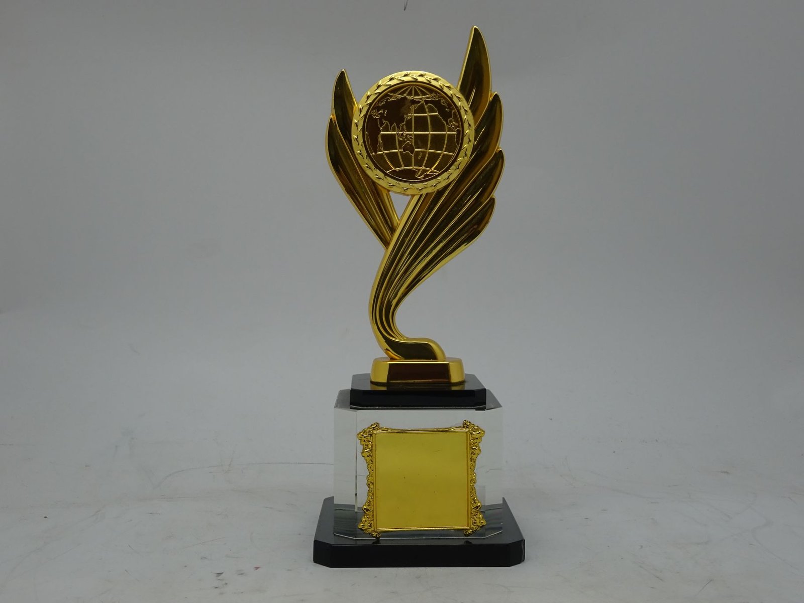 مجسم ستار معدني مع كريستال بقاعدة خشب