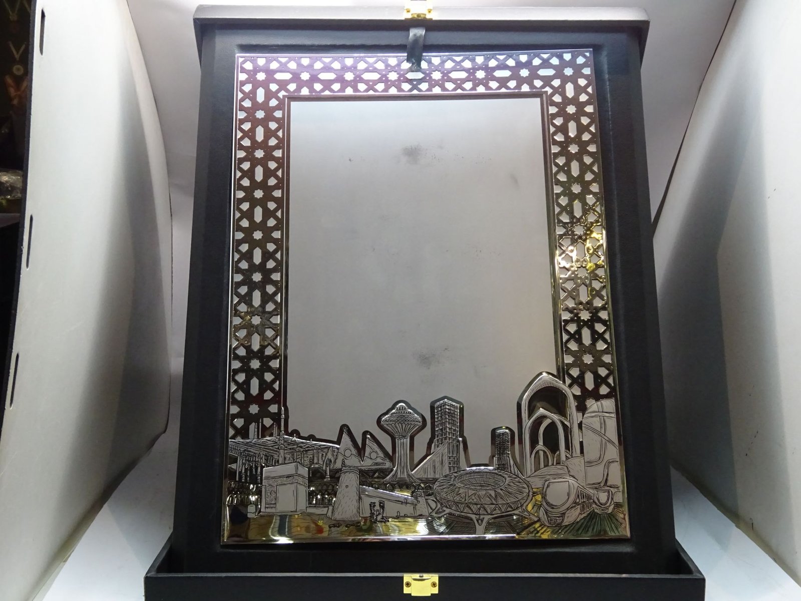 درع معالم المملكة فضي ايطالي كبير