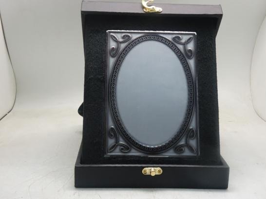 درع معدني فضي ايطالي