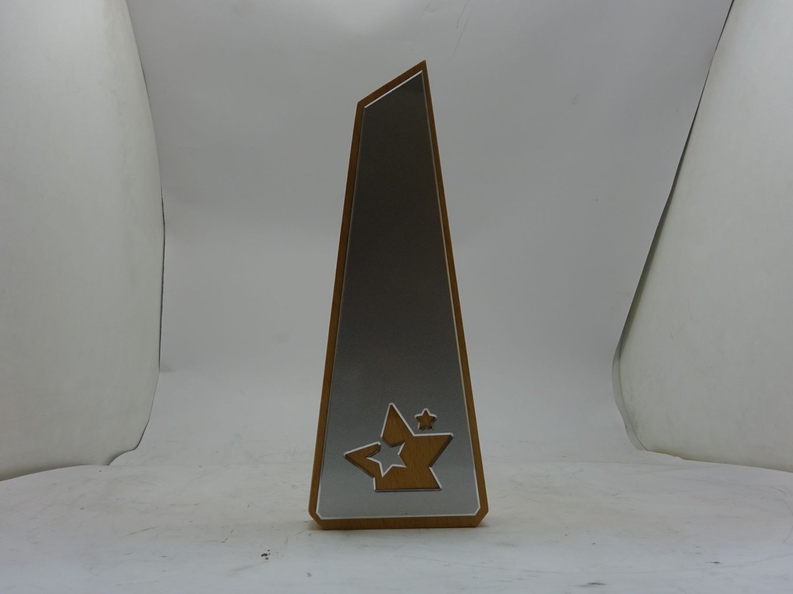 مجسم خشبي مع بليت قضي