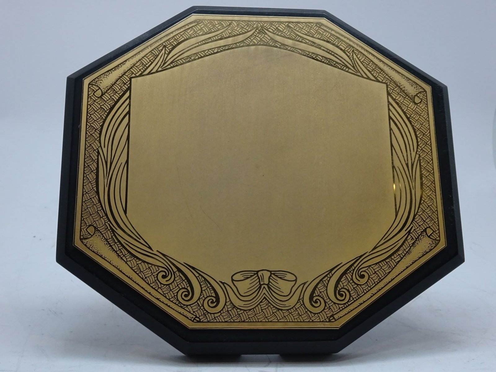 درع سنغافوري مذهب ثماني الشكل