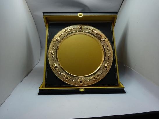 درع صحن ذهبي فاخر بعلبة جلد