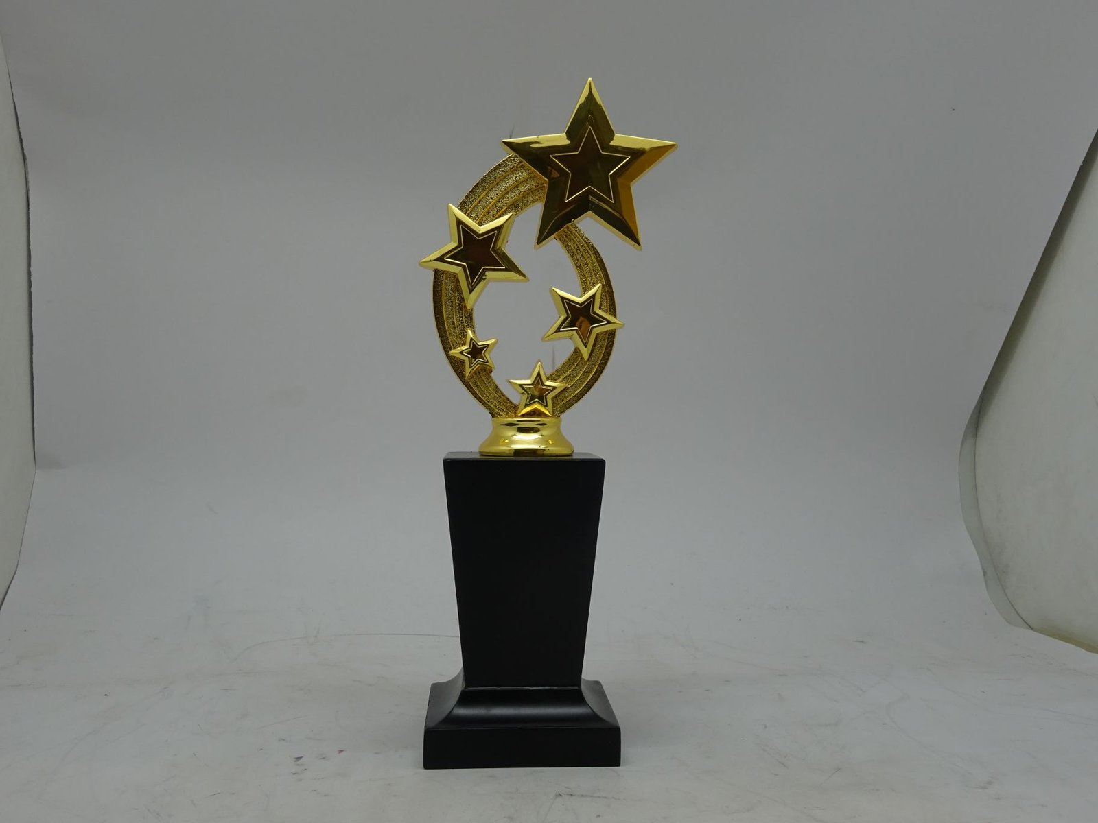 مجسم ستار معدني بقاعدة خشب