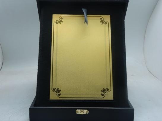 درع معدني ذهبي وسط سنغافوري