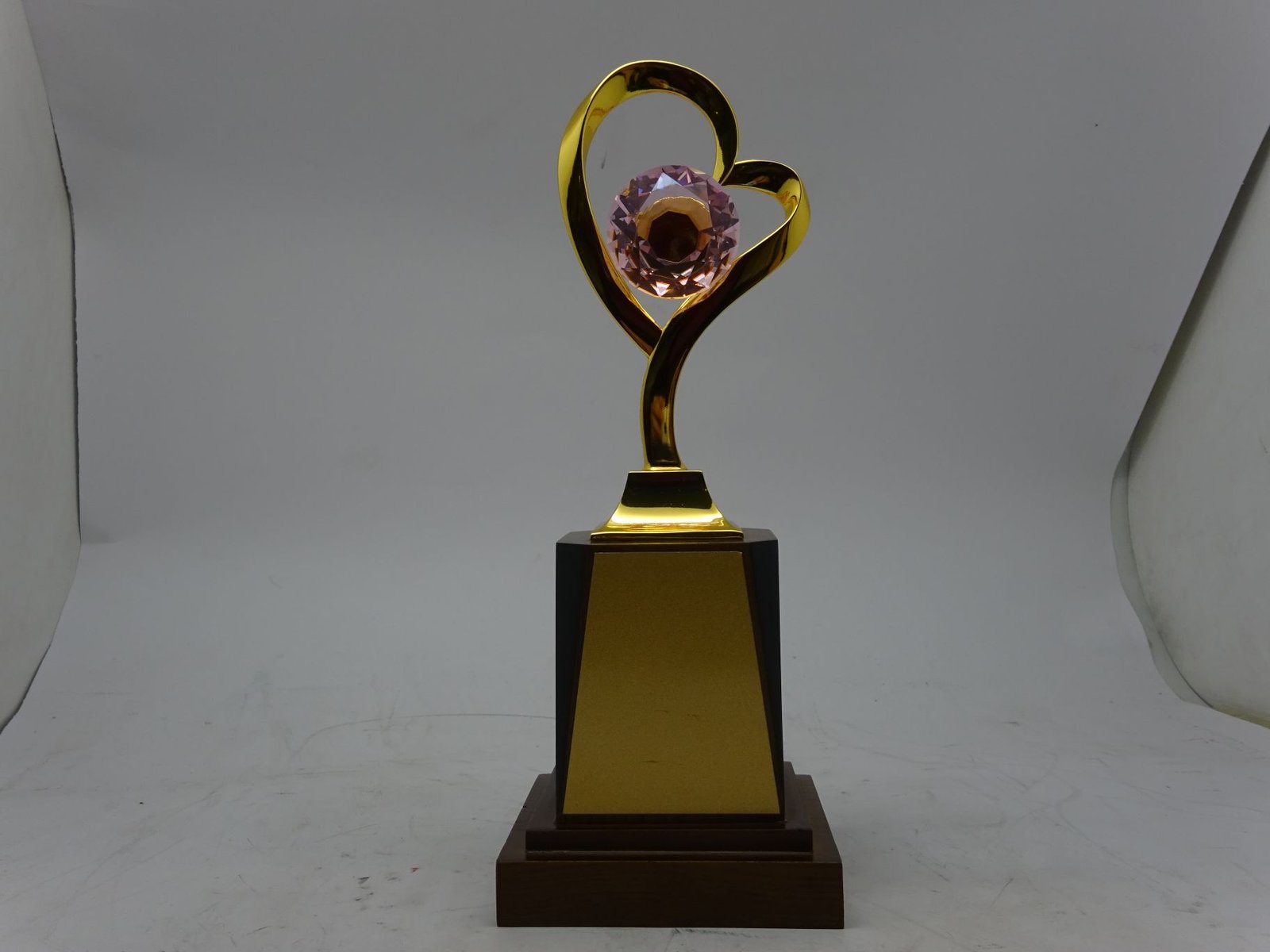 مجسم تكريم على شكل قلب قاعدة بني