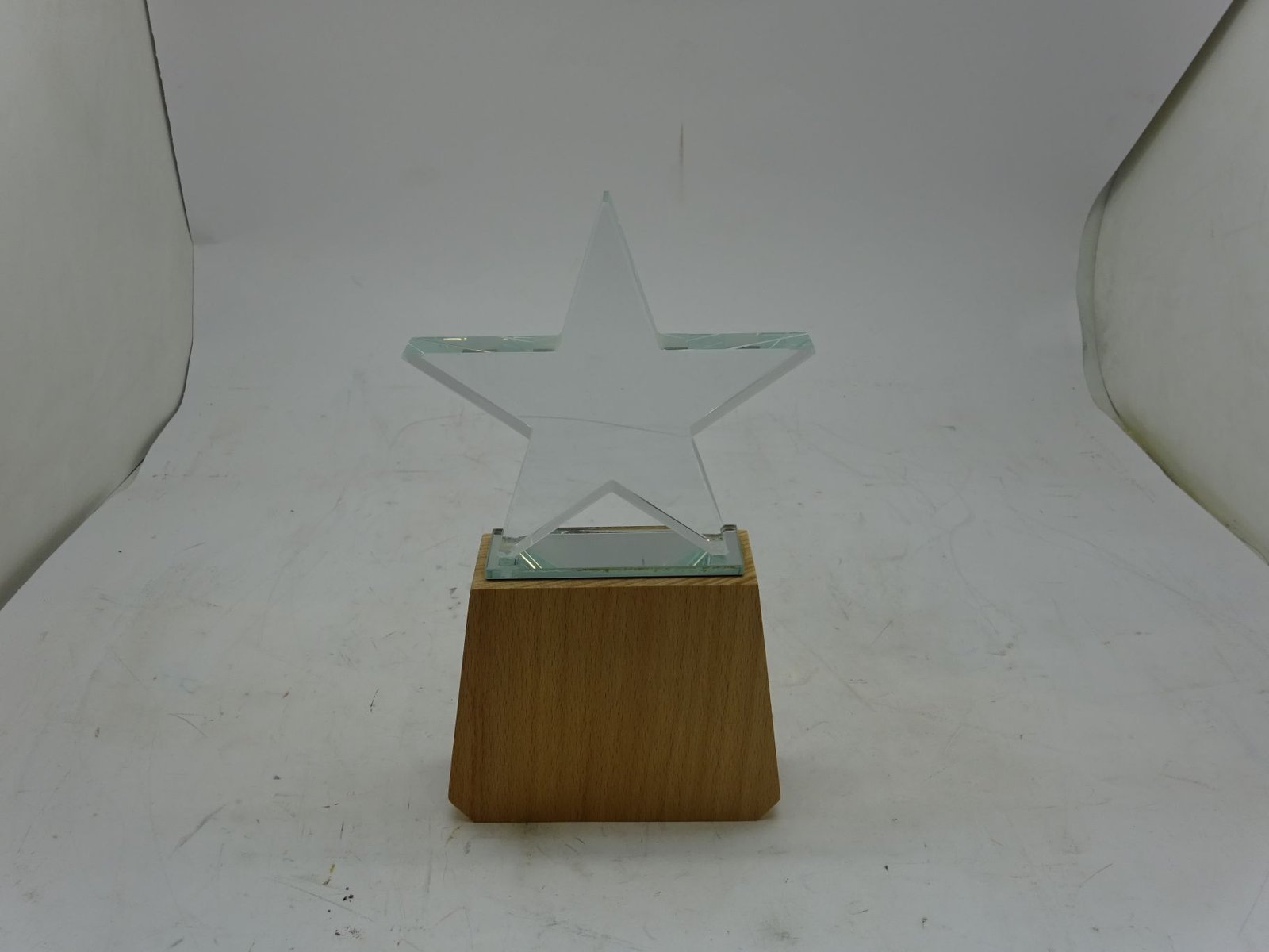 مجسم ستار بقاعدة خشب