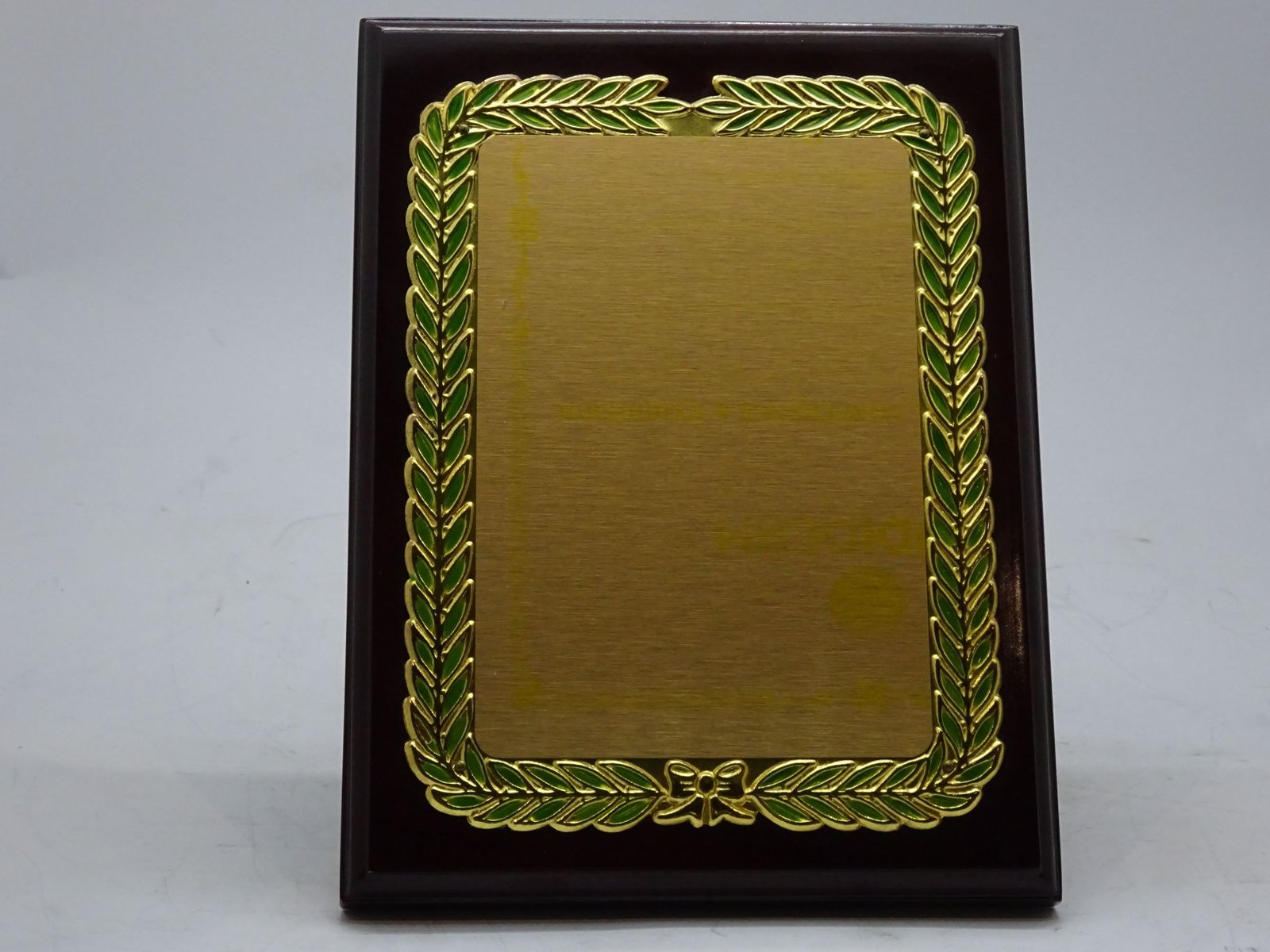 درع معدني ذهبي على خشب