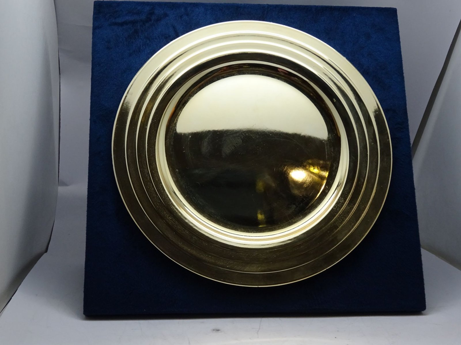 درع دائري معدني صندوق جلد