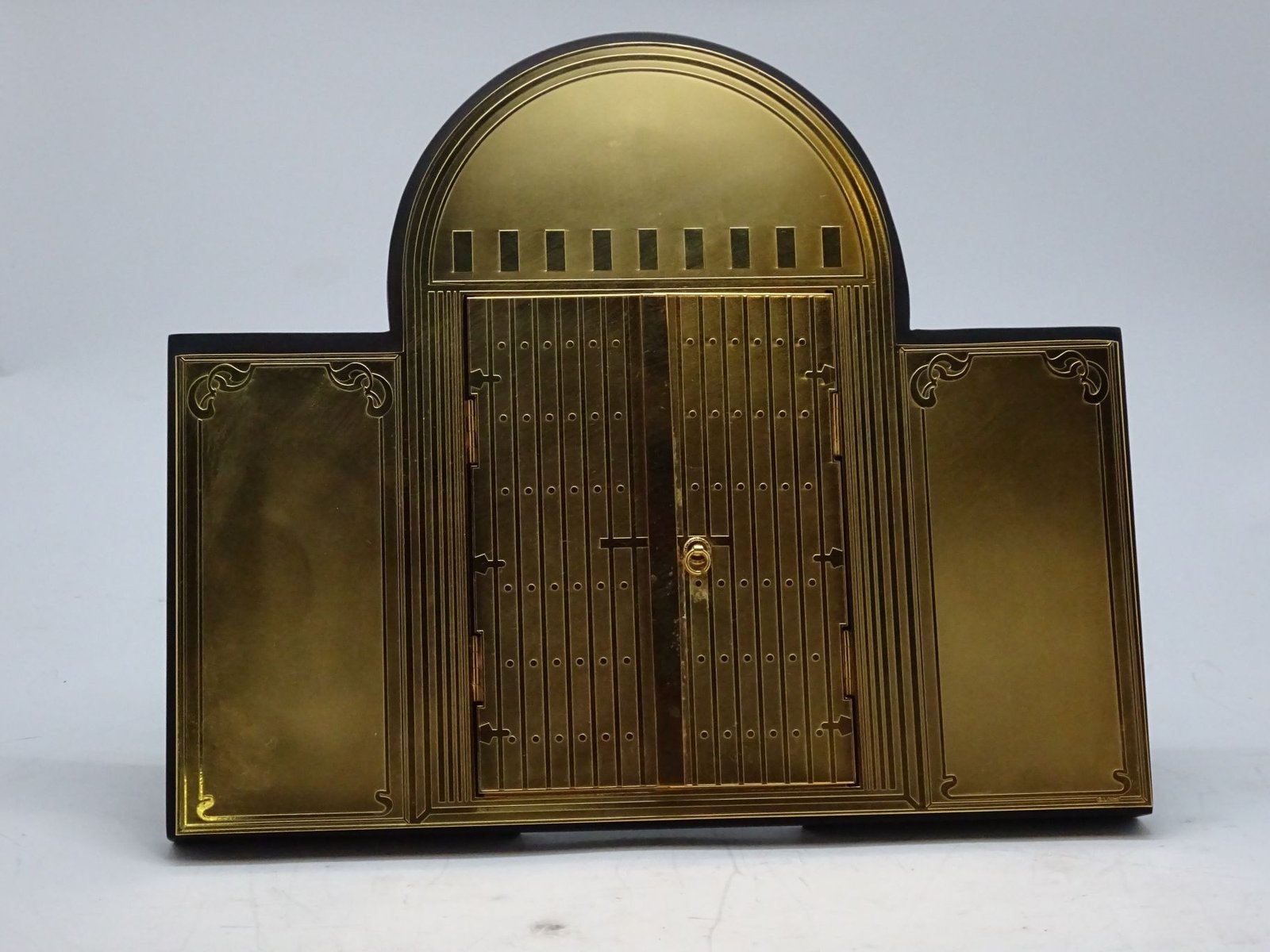 درع ذهبي باب تراثي 1