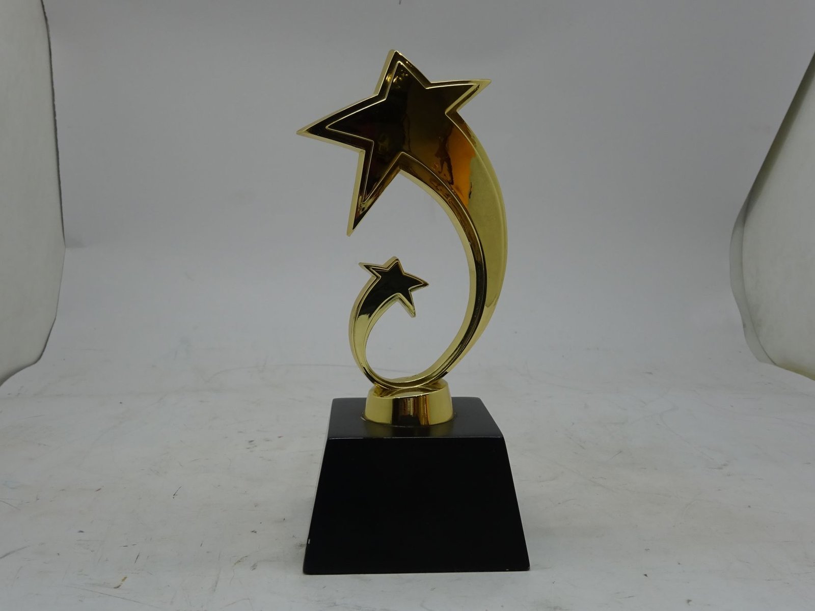 مجسم ستار بقاعدة معدن