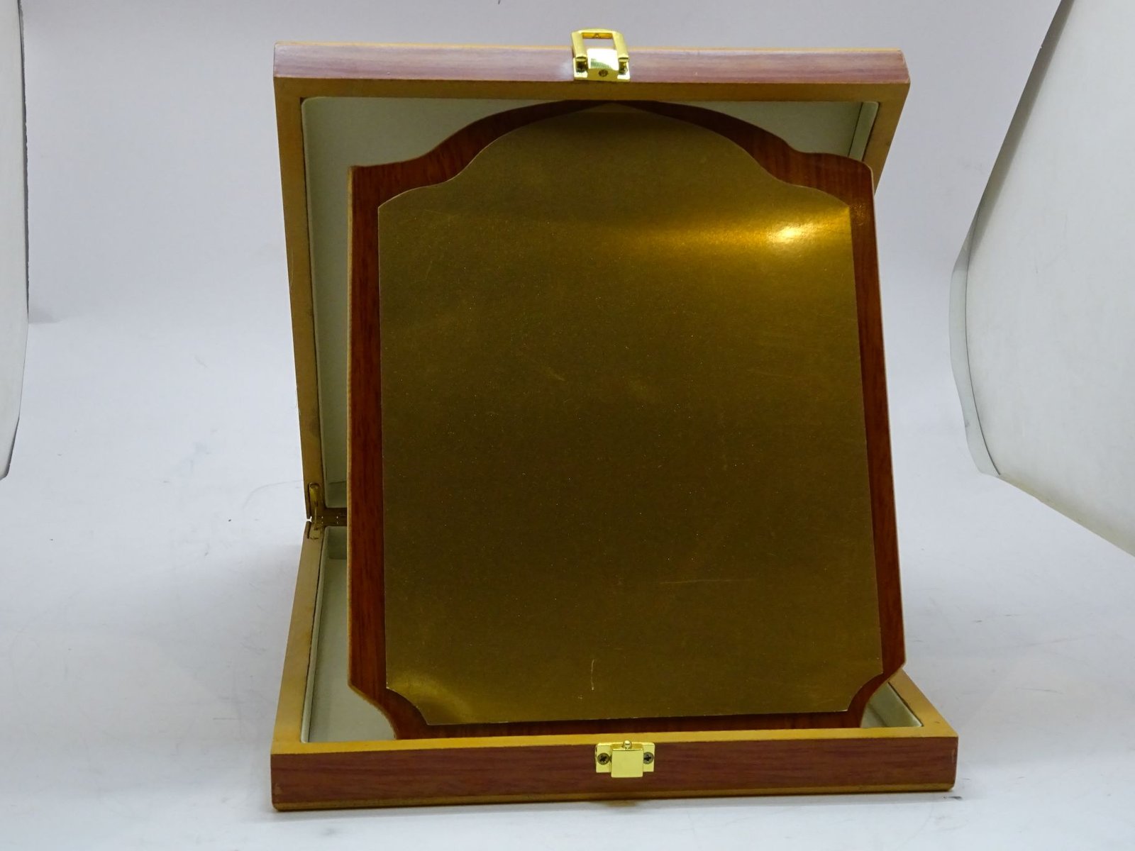 درع معدني ذهبي على خشب