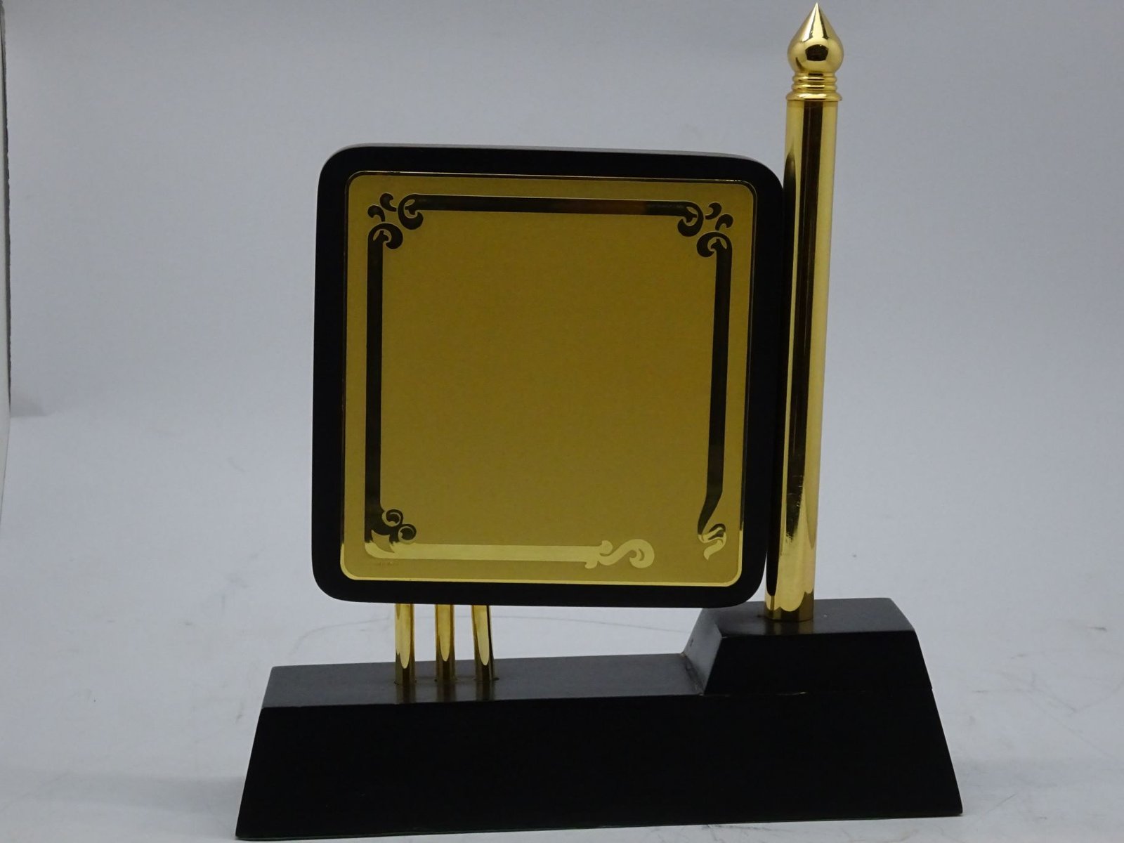 درع معدني ذهبي سنغافوري بقاعدة 3