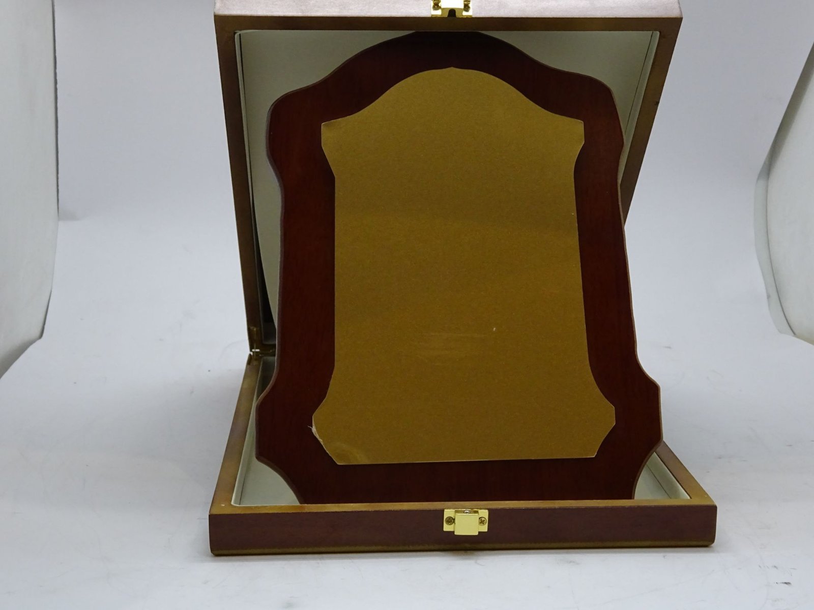 درع معدني ذهبي على خشب