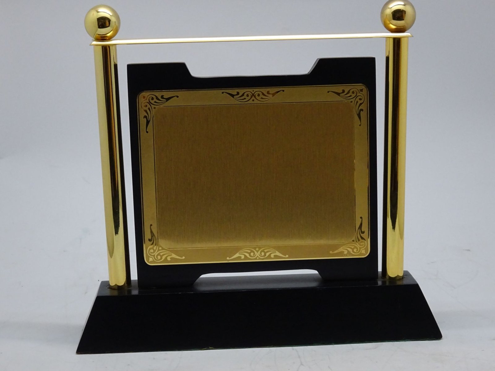 درع معدني ذهبي سنغافوري بقاعدة 1