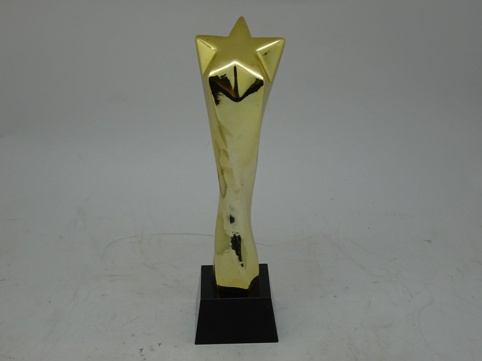 مجسم ستار ذهبي