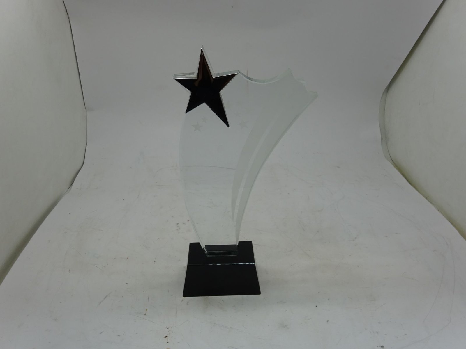 مجسم ستار كريستال مع نجمه فضيه