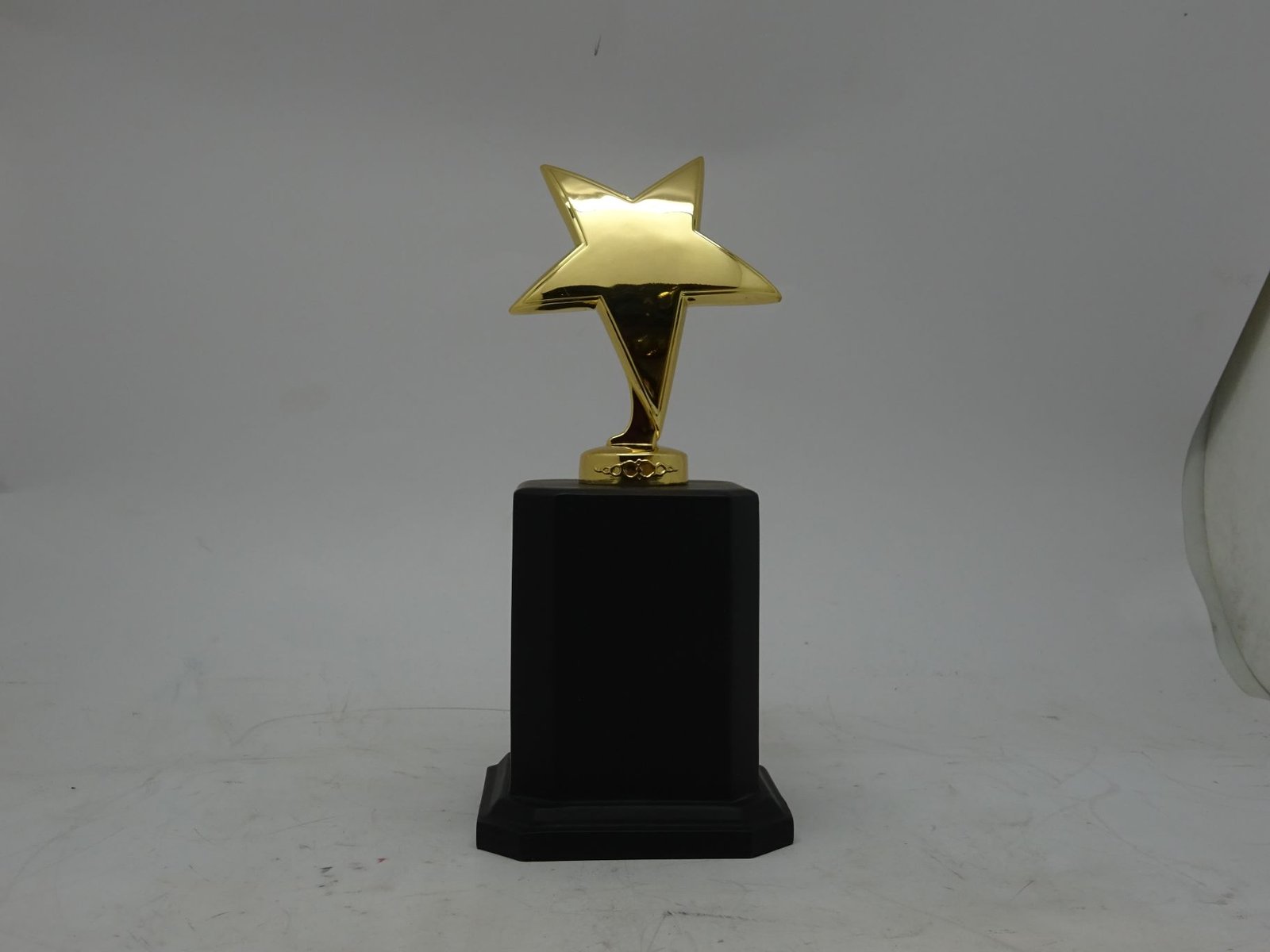 مجسم ستار معدن بقاعدة خشب