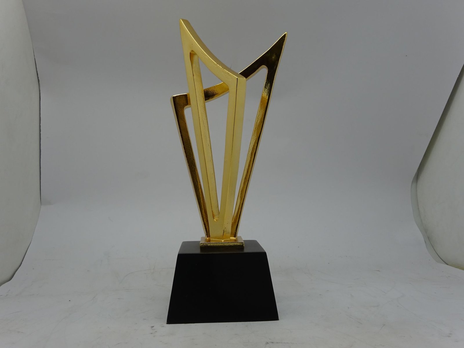 مجسم تكريم ذهبي بقاعدة