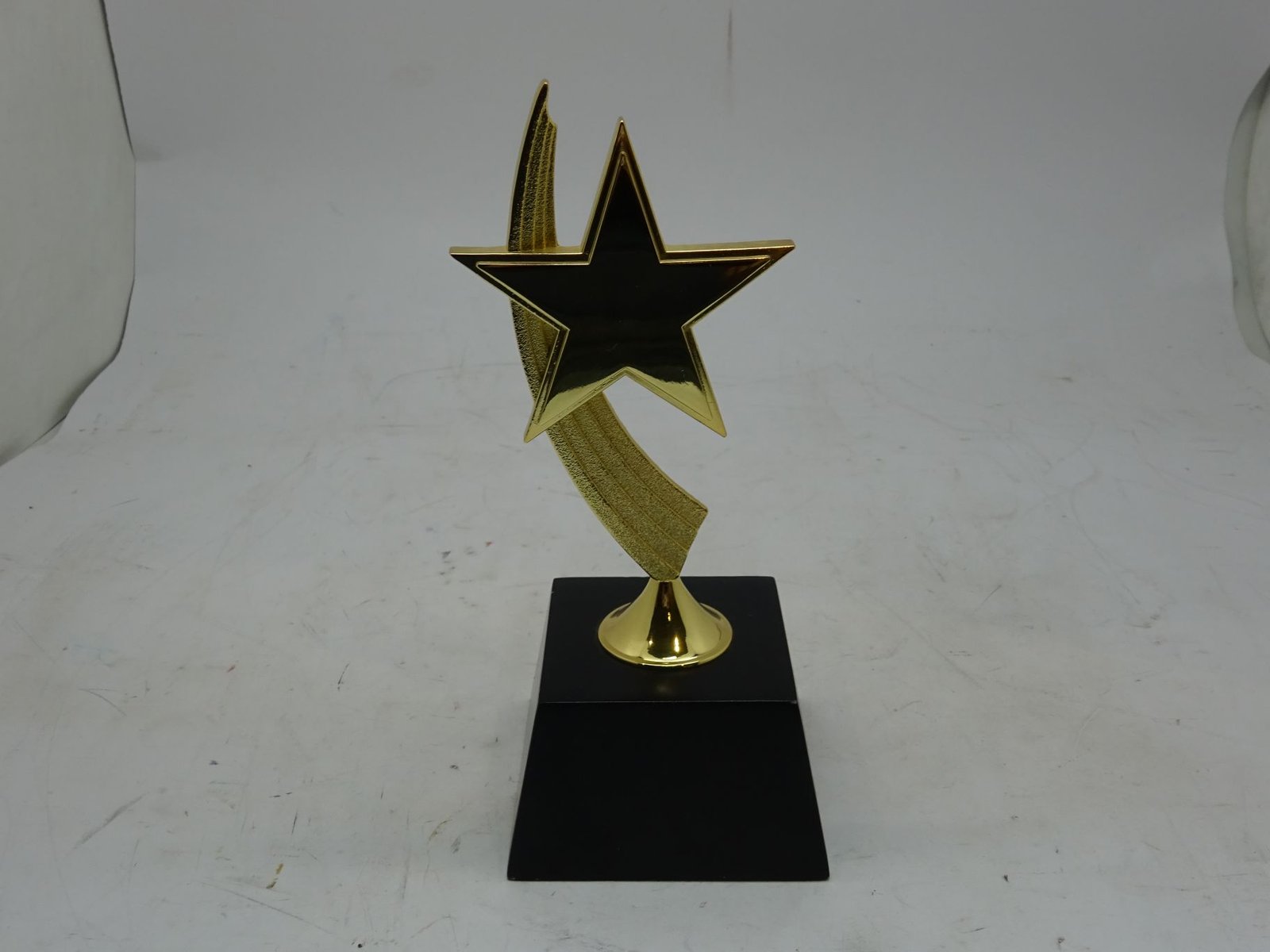 مجسم ستار بقاعدة معدن