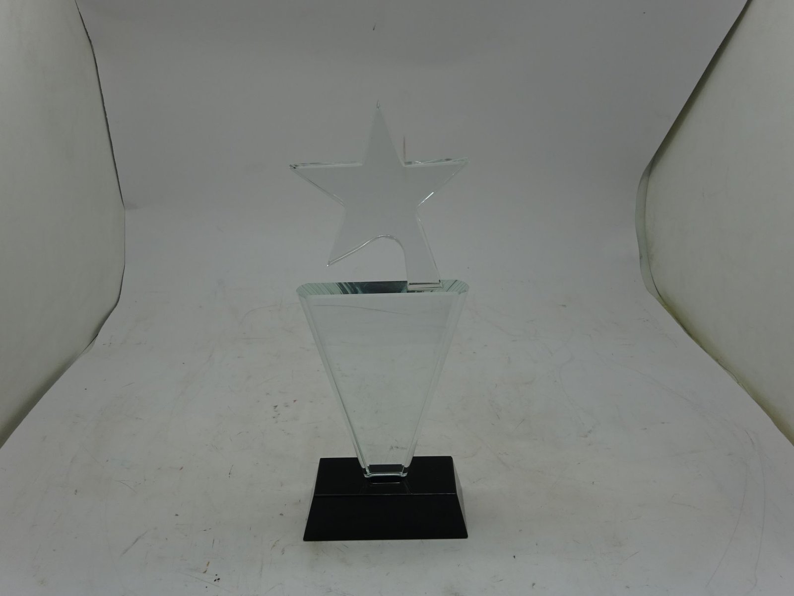 مجسم ستار بقاعدة خشب