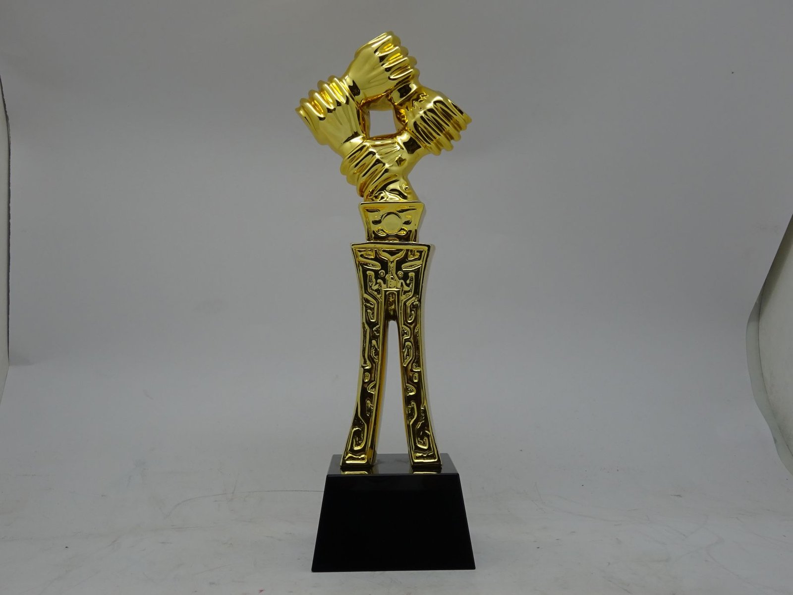 مجسم ذهبي للتكريم