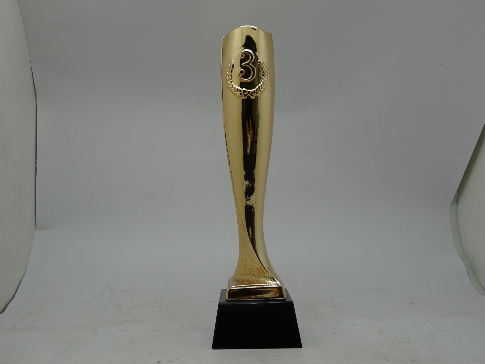 مجسم برونزي لتكريم