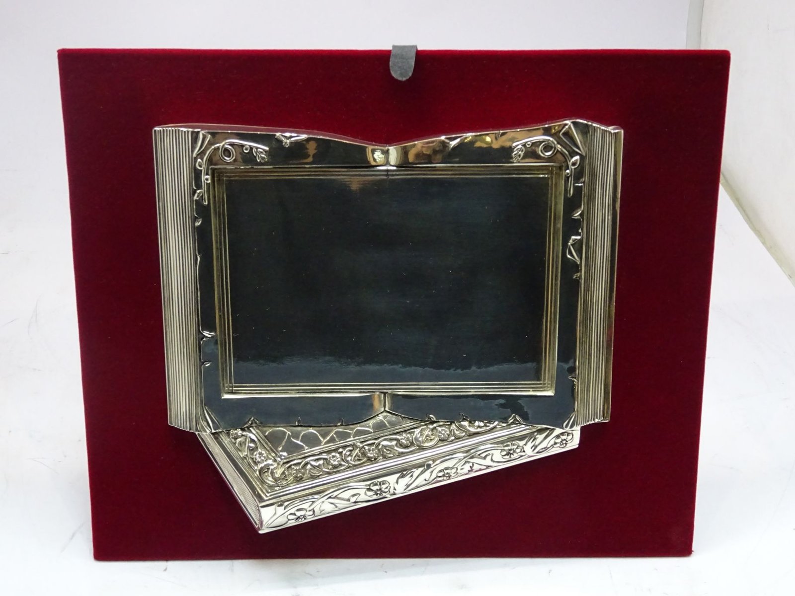 مجسم الكتاب يقدم كدرع مميز