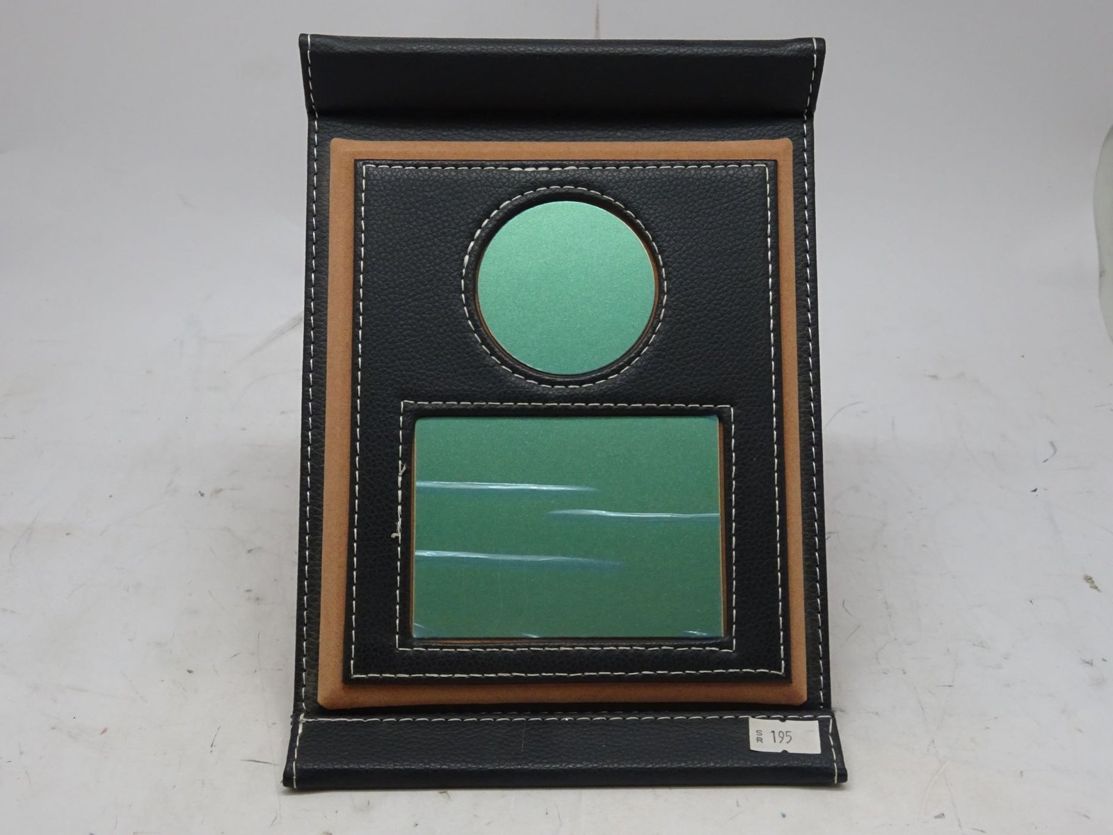 درع معدني على قاعدة جلد ملف