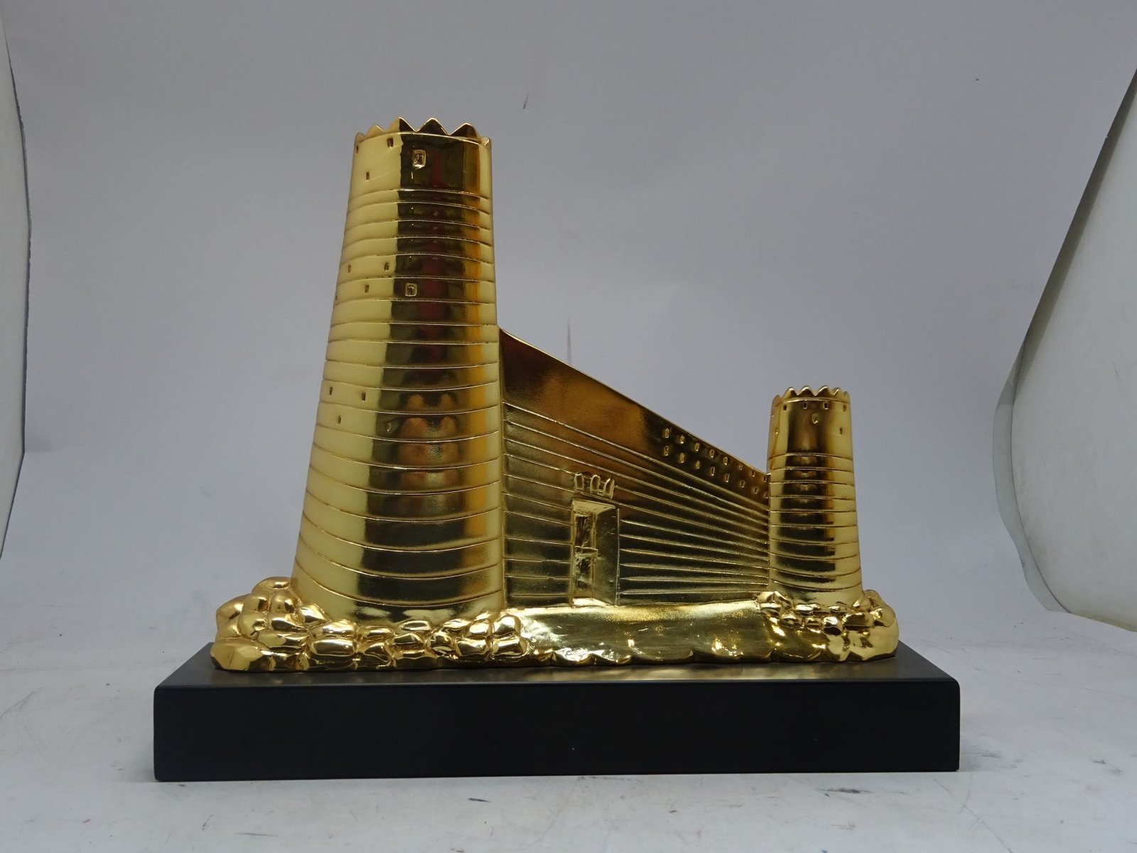 مجسم المصمك وسط ذهبي صناعة ايطالية يقدم في المناسبات الوطنية والأهدأت الراقية