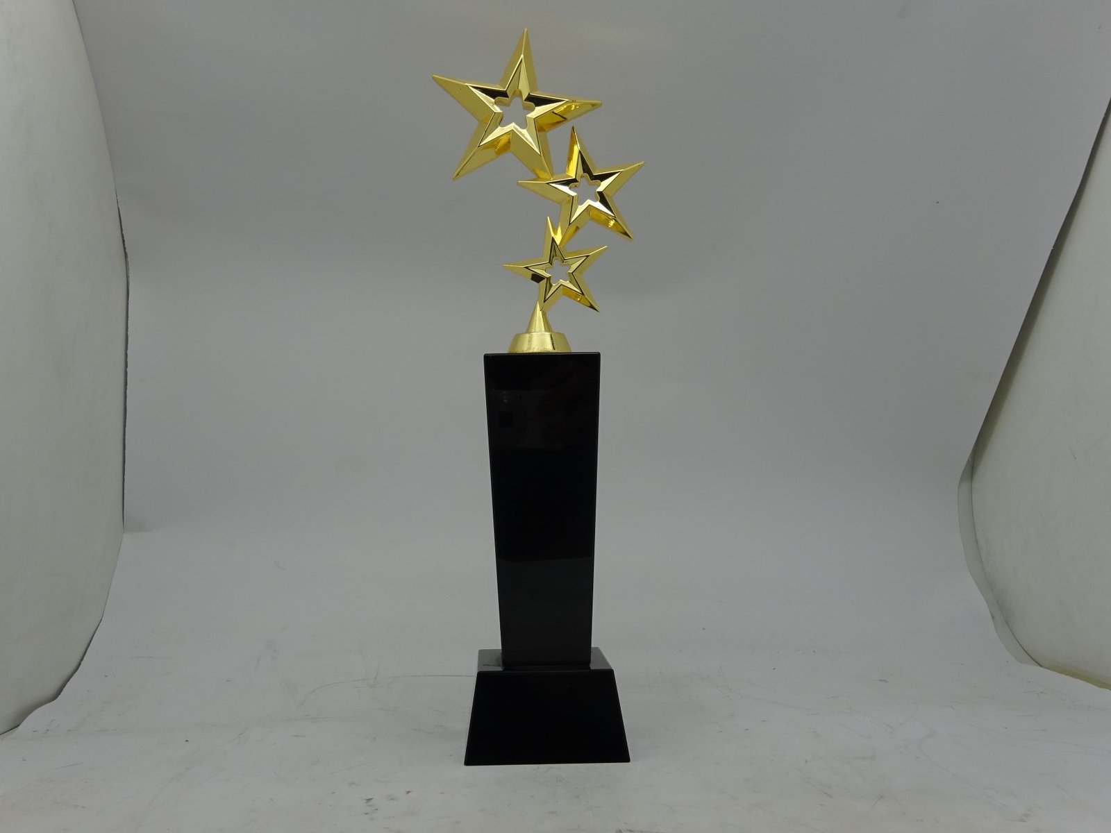 مجسم ستار قاعدة سوداء