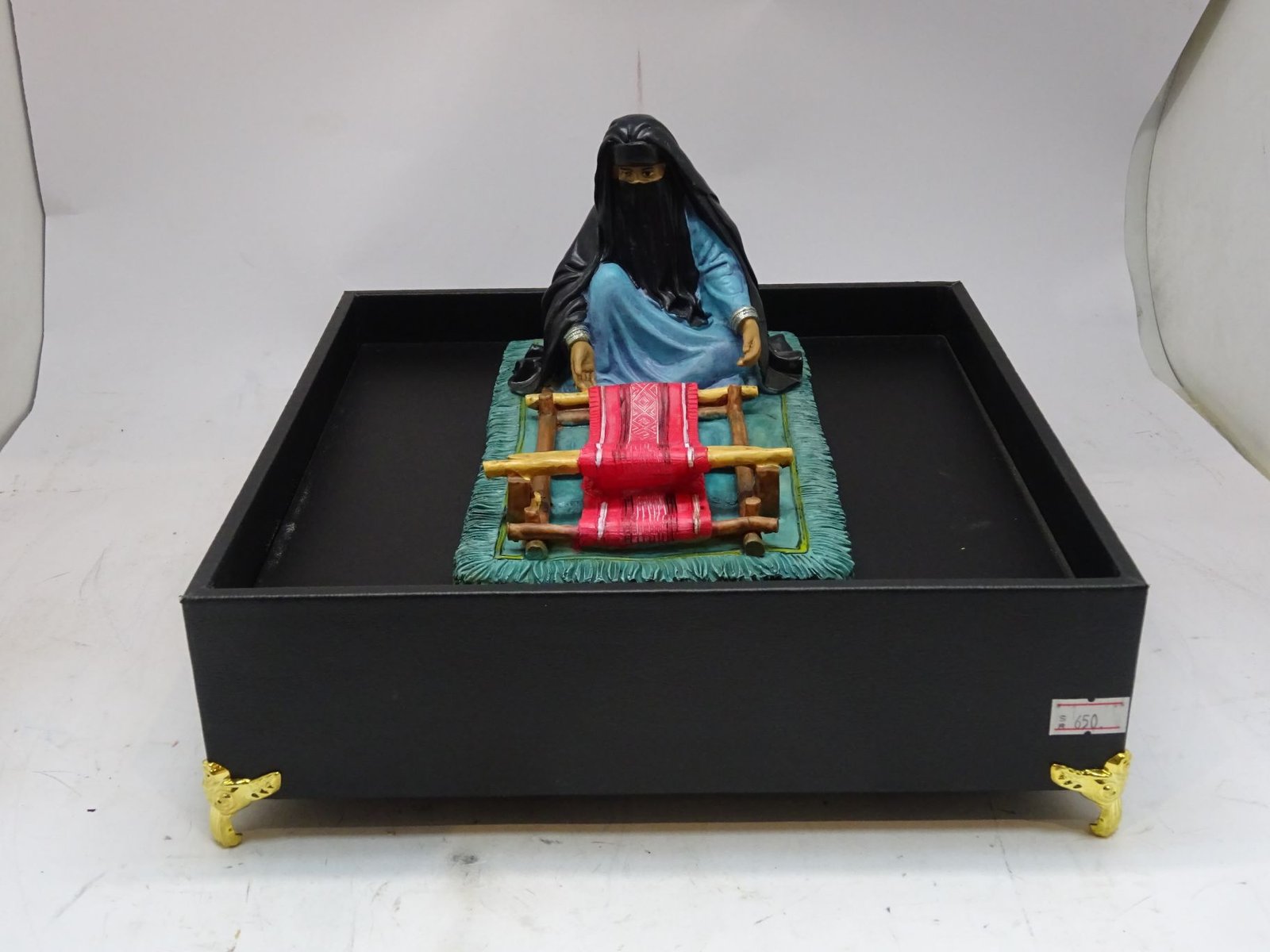 مجسم صناعة السجاد اليدوية