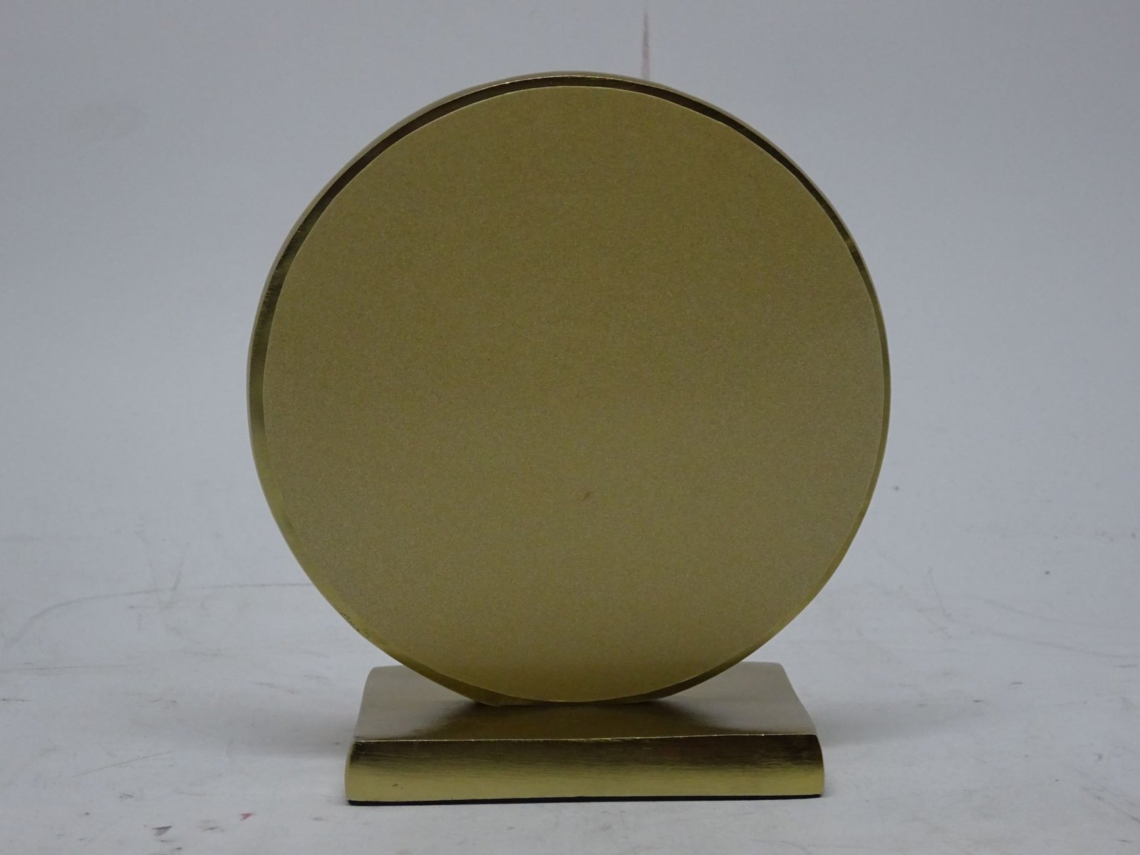 مجسم دائري ذهبي