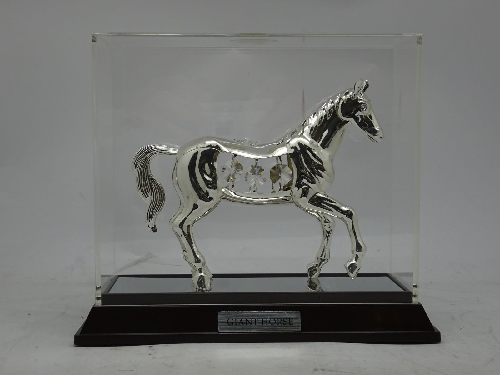 مجسم حصان بعلبة اكرليك فضي  بقاعدة