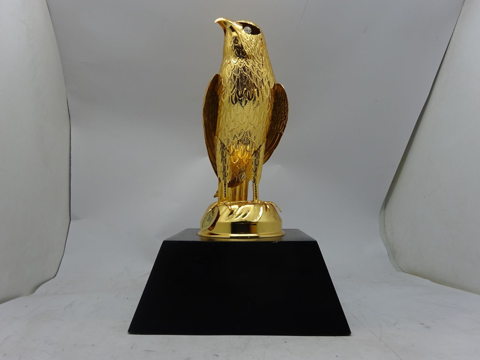 مجسم الصقر ذهبي مع قاعدة خشب