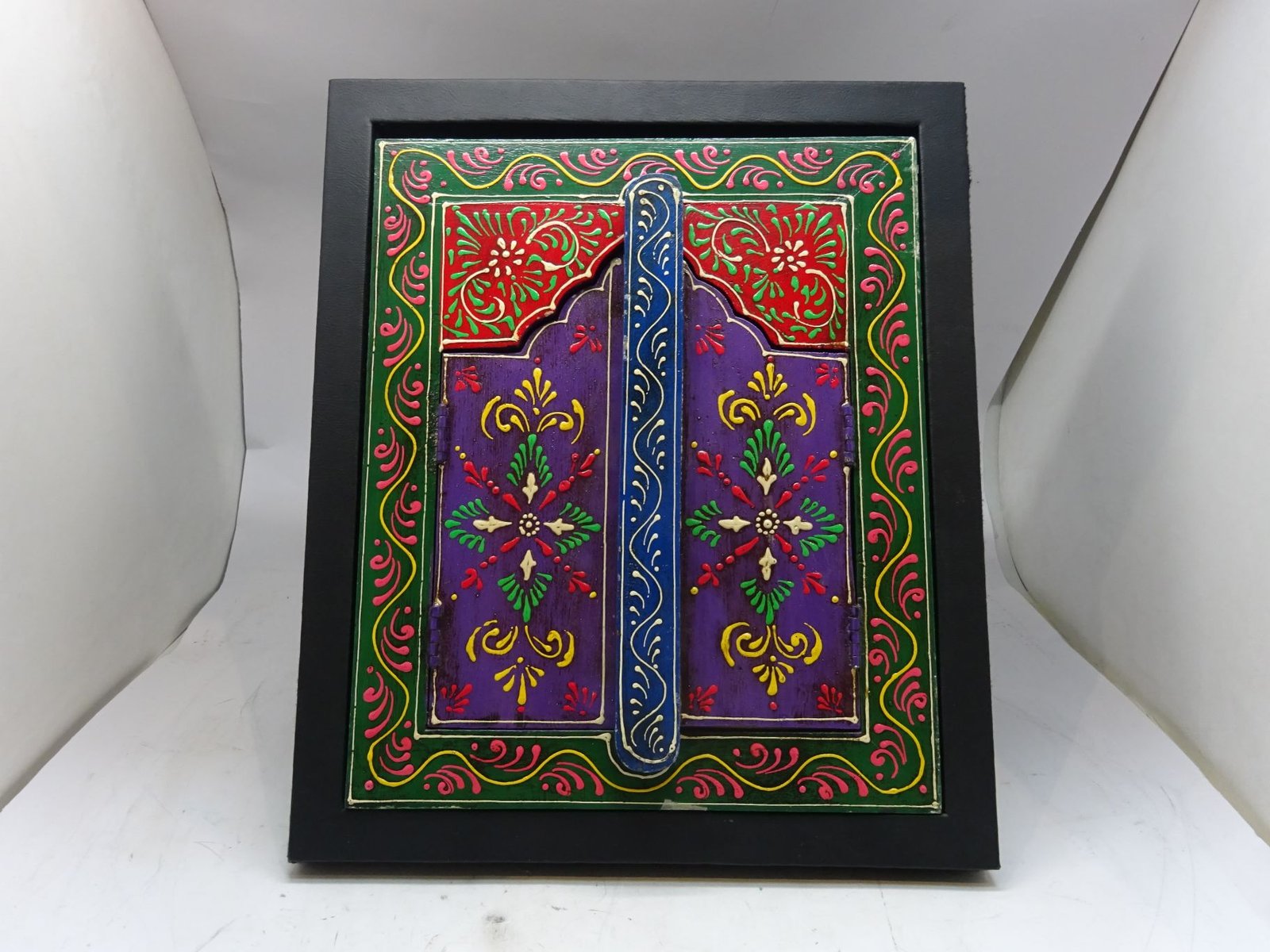 باب تراثي خشبي يمكن الكتابة عليه كدرع